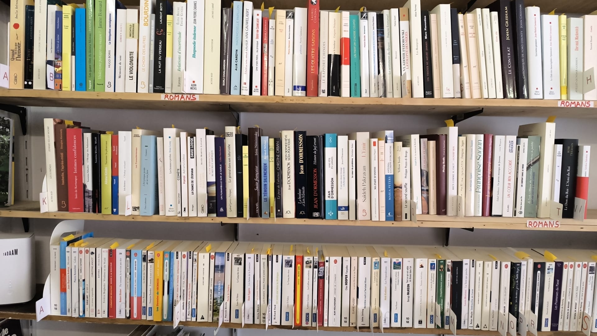 Étagère remplie de livres